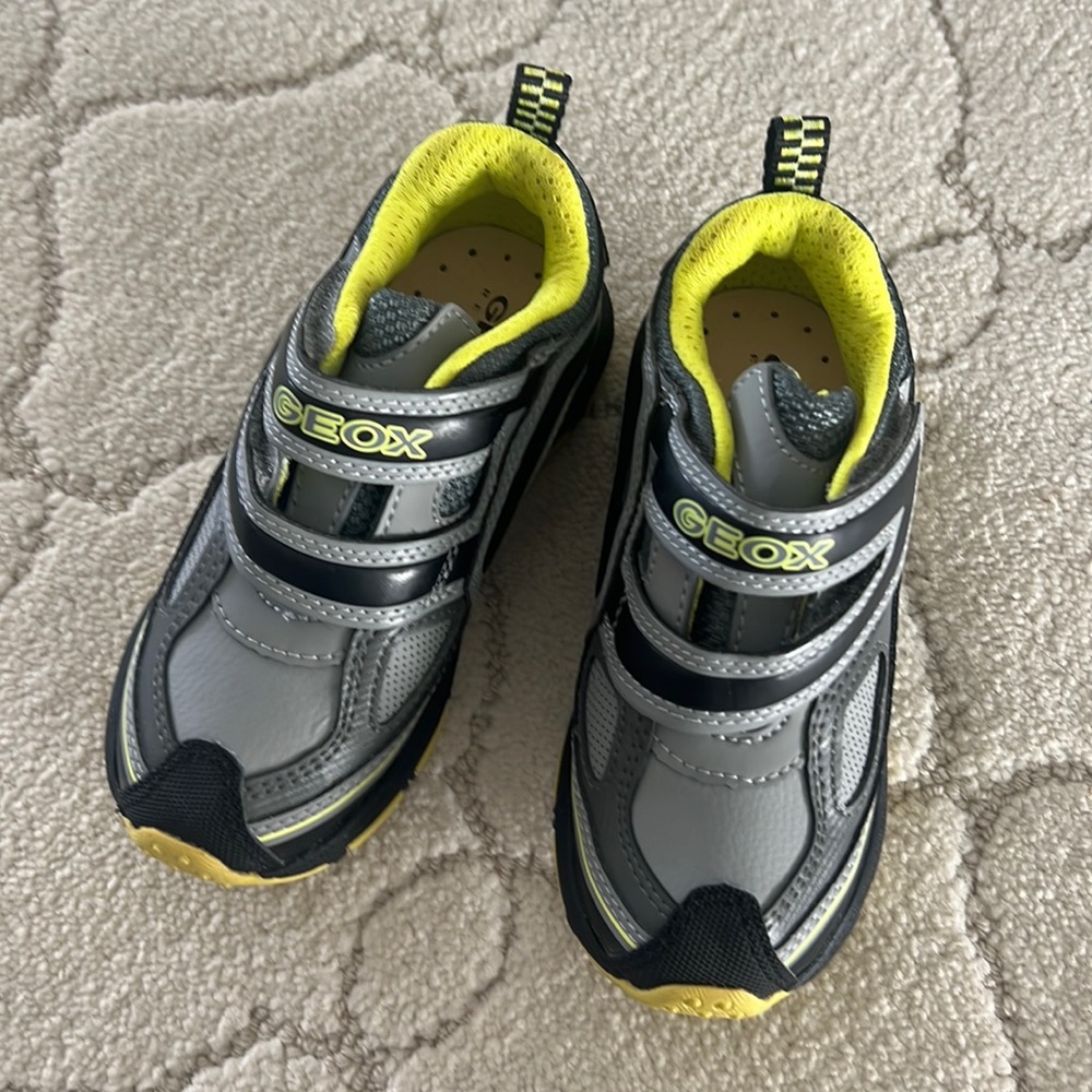 GEOX torque 4 Sneaker -- size 9US toddler
